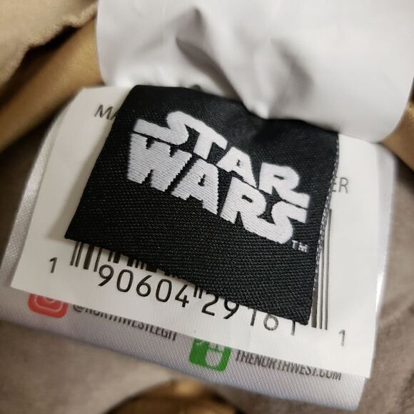 Mandalorian Baby Yoda Star Wars Throw Blanket and Hugger Plush - Picture 9 of 10
